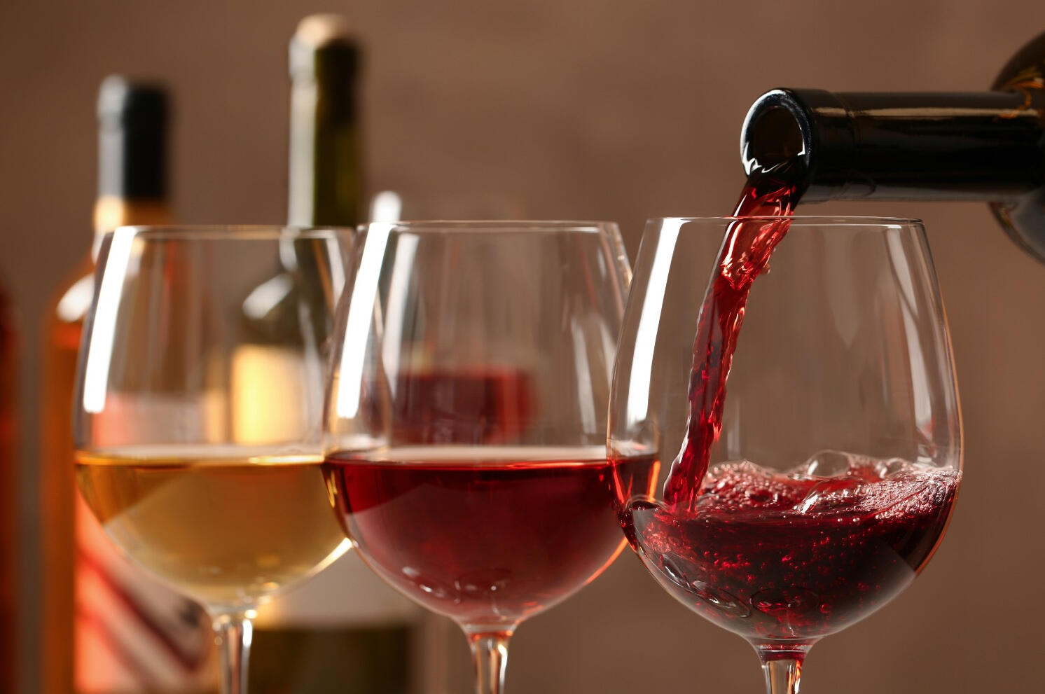 Expertos en importar vinos y licores 3 copas de vino